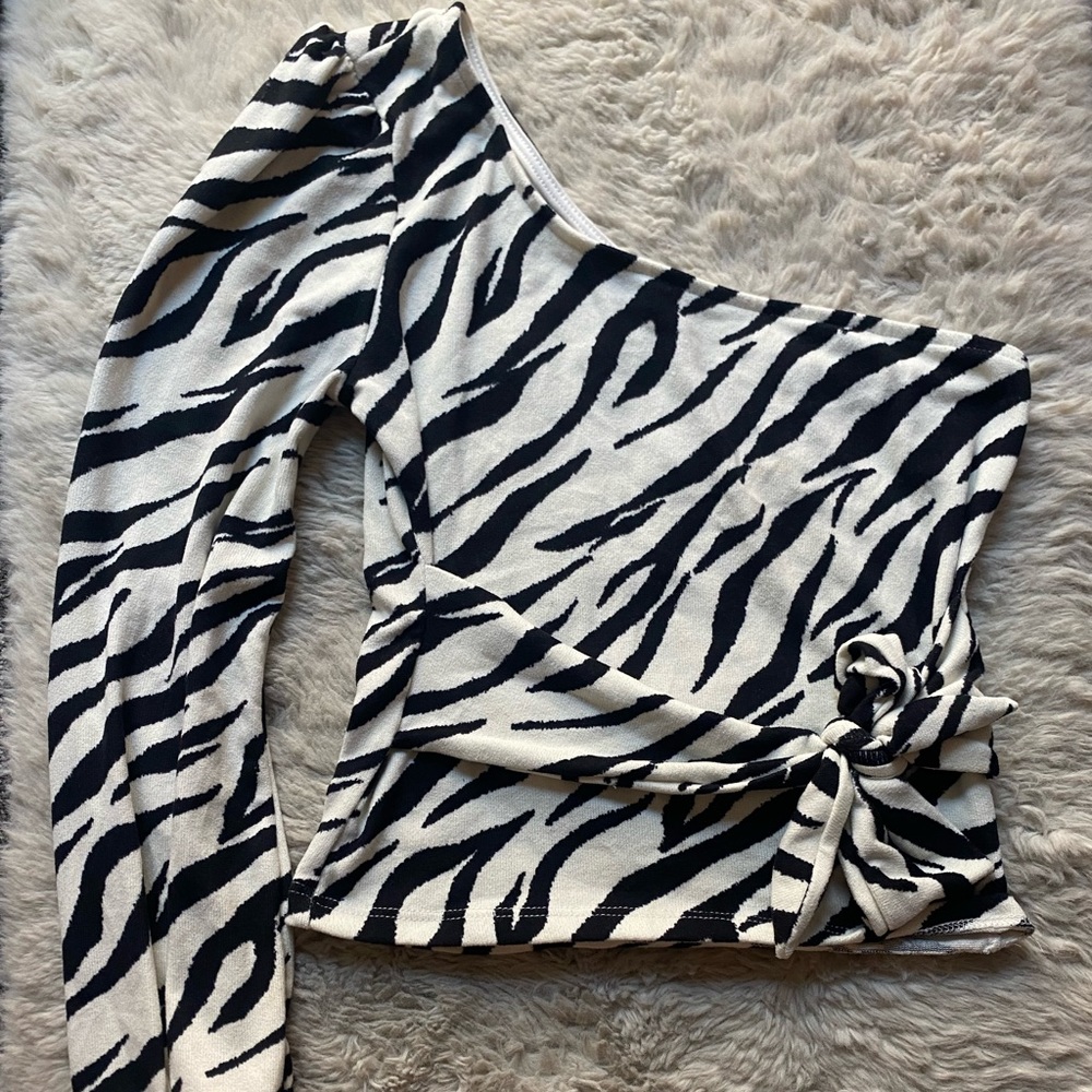 One shoulder, long sleeve top